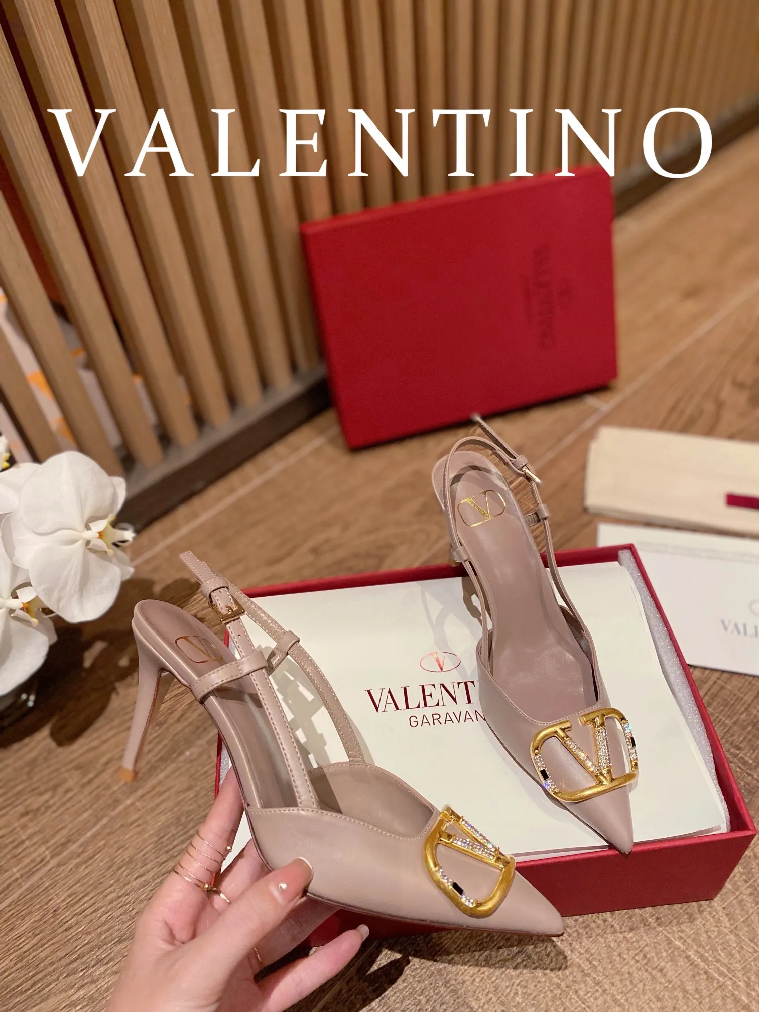 👟👟Ex-factory price 520👟👟 𝑉𝐴𝐿𝐸𝑁𝑇𝐼𝑁𝑂 Valentino ♡ The latest series of the counter 💯The new season of Valentino replaces the usual rivet elements with the initial V bronze (dotted buckle) buckle, simplifying the complexity Make the design more refined and durable. No matter your age, it can easily fit on your feet and make your feet look slimmer! The new season lives up to expectations! Worth buying ★Imported cowhide is absolutely high-grade ❥Original method is absolutely sensual ❥Elegant style creates a different feeling🙈 Simple temperament style!  ♡ show bdetails ———————————— ⊿▸: Size｜35-40 (customized at 34.40.41.42) ⊿▸: Material｜Imported cowhide ⊿▸: Material｜Exclusive molded rhinestone buckle ⊿▸: Material | Padded sheepskin ⊿▸: Material |Italian 🇮🇹 genuine leather outsole (the original 1:1 method has a wood grain shape) ⊿▸: Heel height｜8cm
